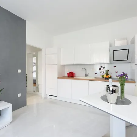 Lant Apartment *