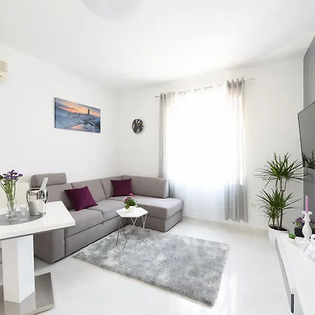 Lant Apartment *