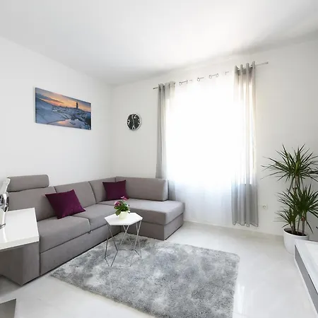 Lant Apartment *